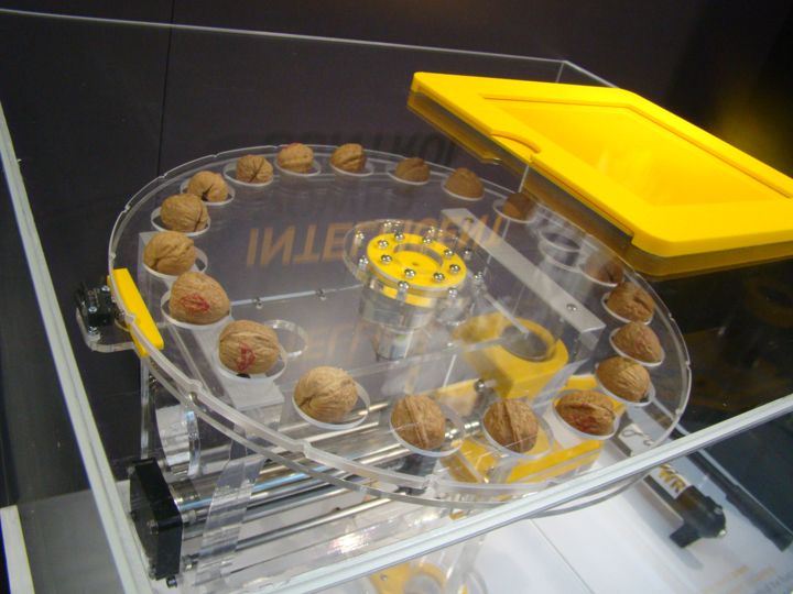 Hydraulic Nutcracker: the rotary nut-loading mechanism.