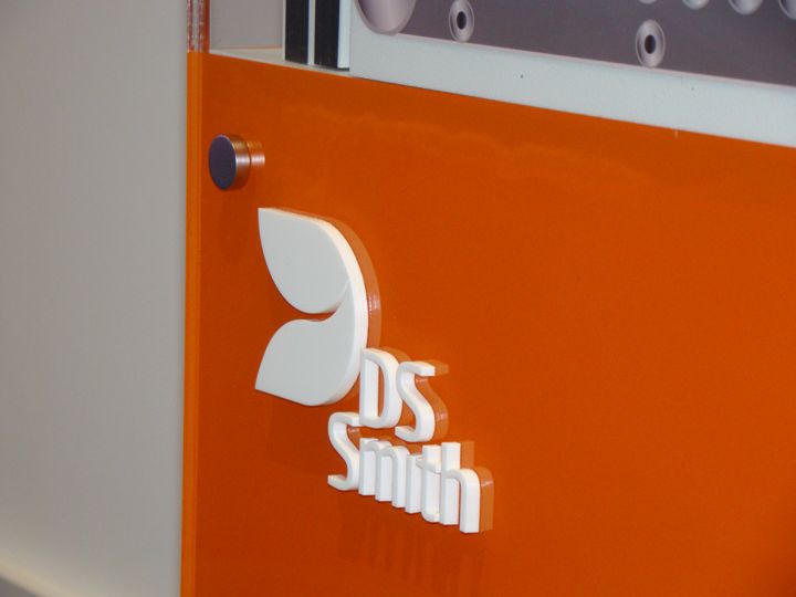 Packaging Stress-Test: close-up of the printed corporate branding.