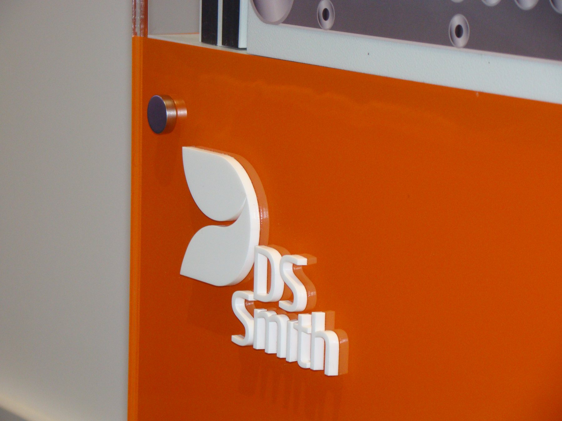 Packaging Stress-Test: close-up of the printed corporate branding.