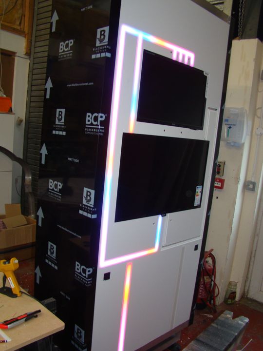 Parker Fuel Filter: the illuminated frame and integrated screens.