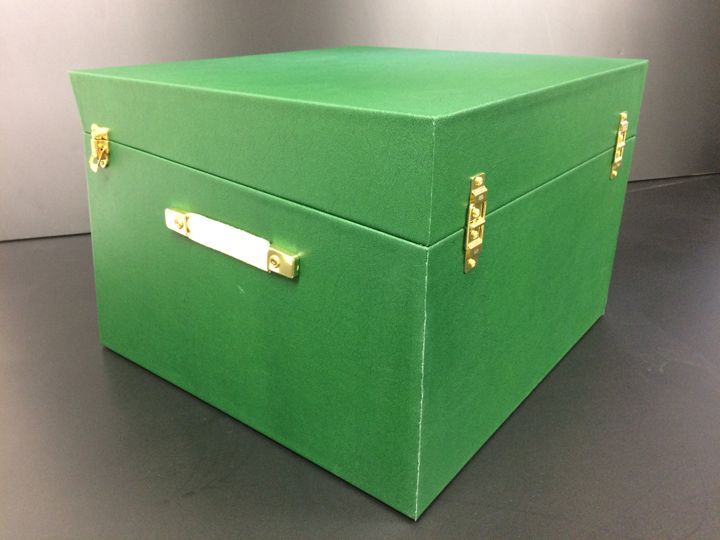 The rear and carrying handle of the finished box.